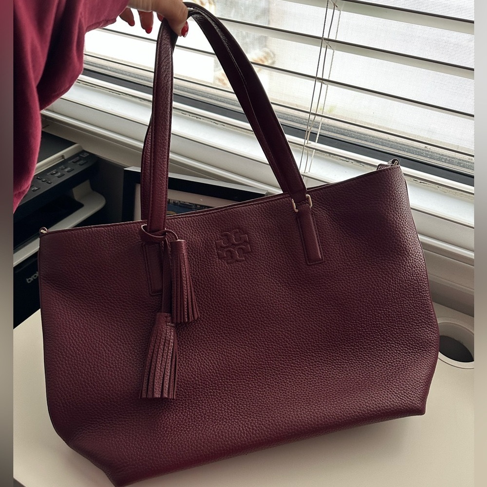 TORY BURCH
Leather Tote Bag 💜